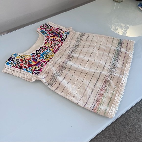 SUMMER TOP | Tan handmade embroidered crocheted shoe sleeve cottage core shirt - Picture 4 of 16